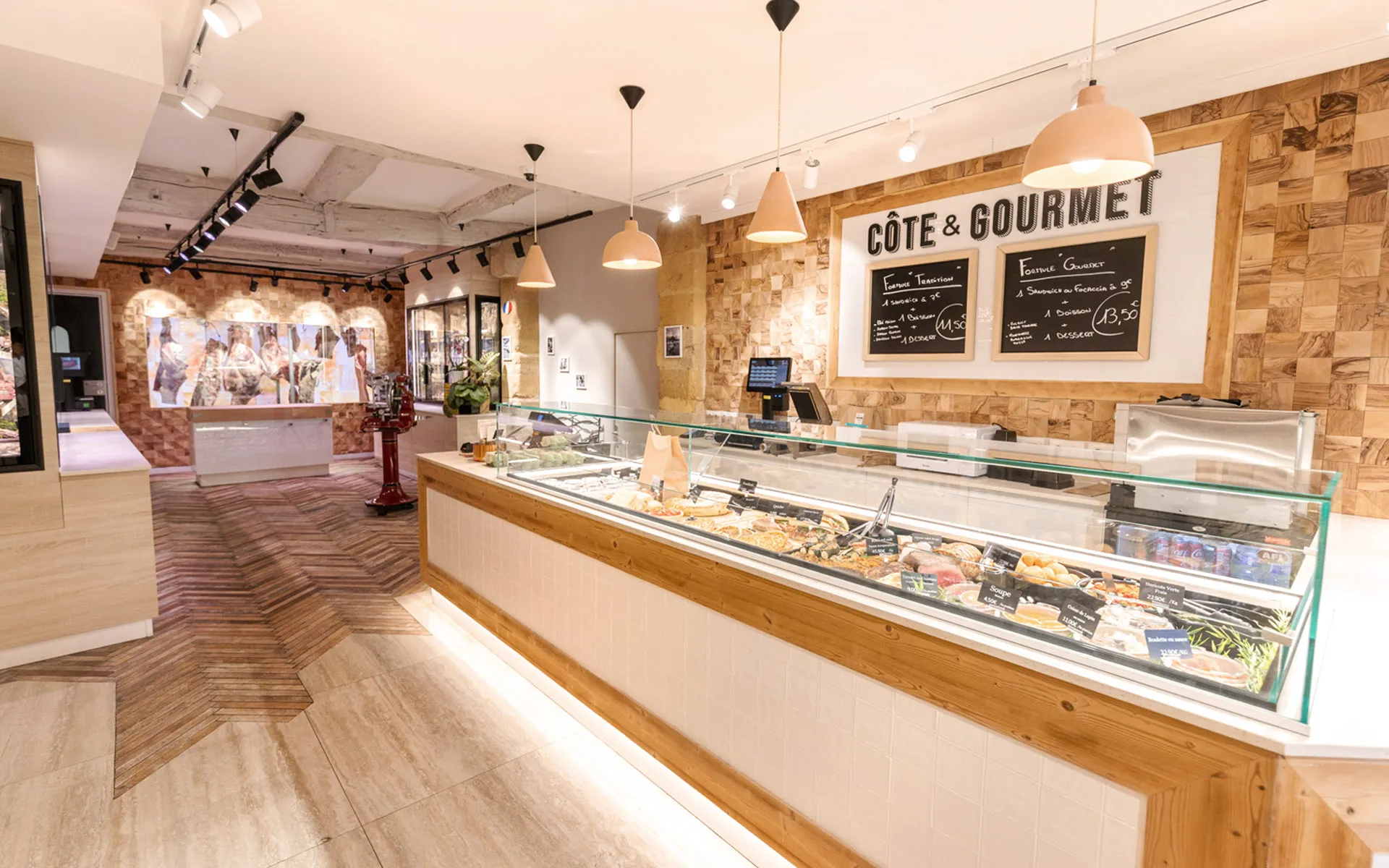 Comptoir vitré et mur en bois façon damier, suspensions terracotta