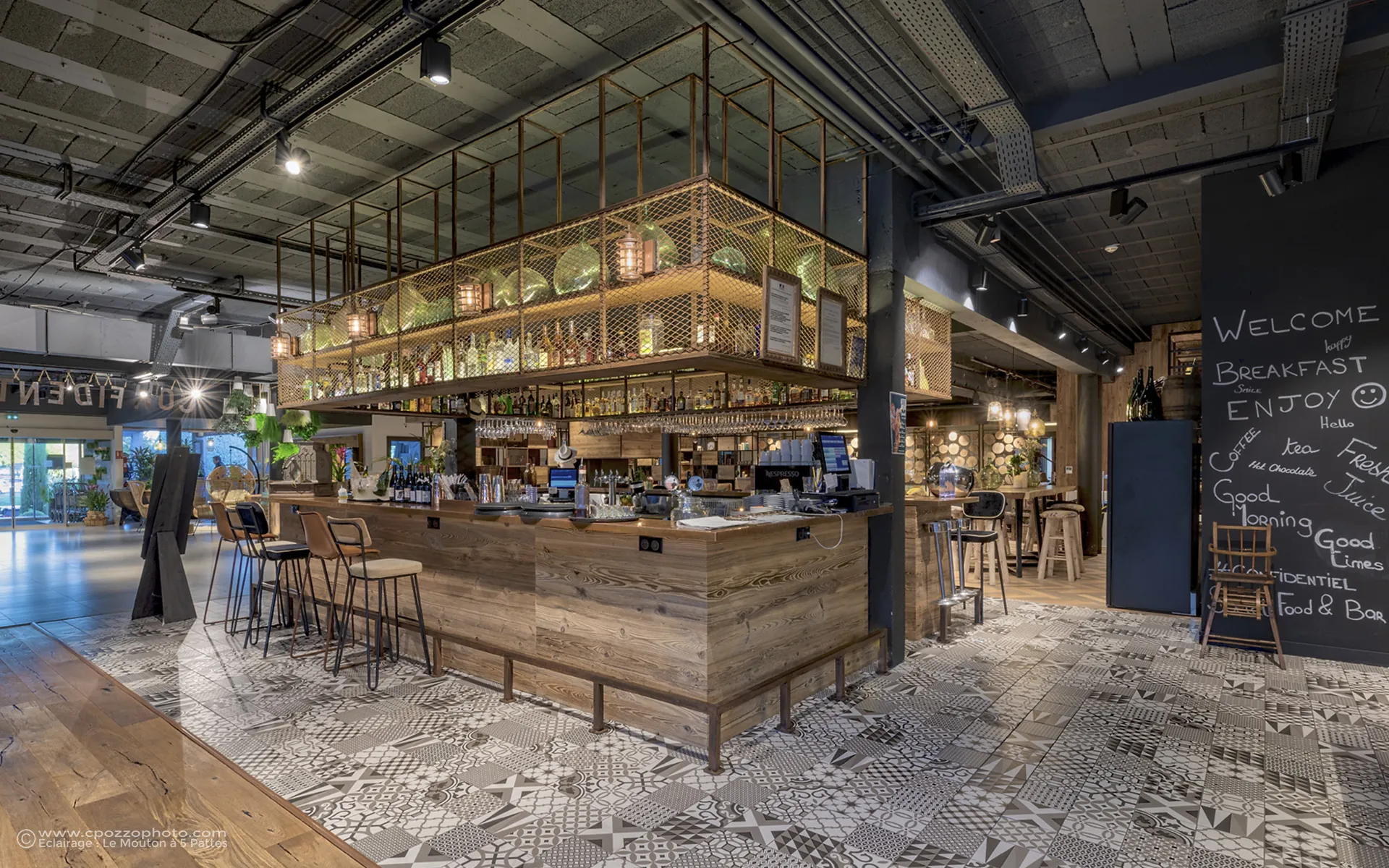 Comptoir du bar avec tableau noir Welcome Breakfast